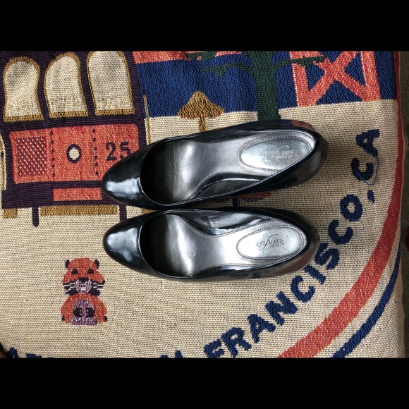 Round Toe Patent Heels - Picture 2 of 4